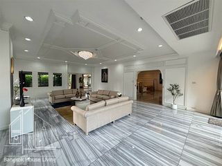 For rent 4 bedrooms condo in Watthana, Bangkok
