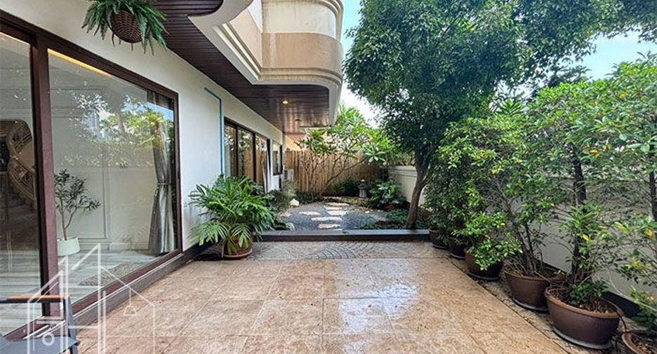 For rent 4 bedrooms condo in Watthana, Bangkok