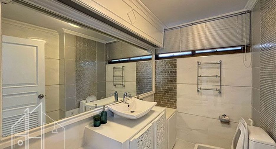 For rent 4 bedrooms condo in Watthana, Bangkok