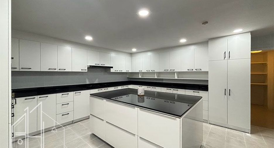 For rent 4 bedrooms condo in Watthana, Bangkok