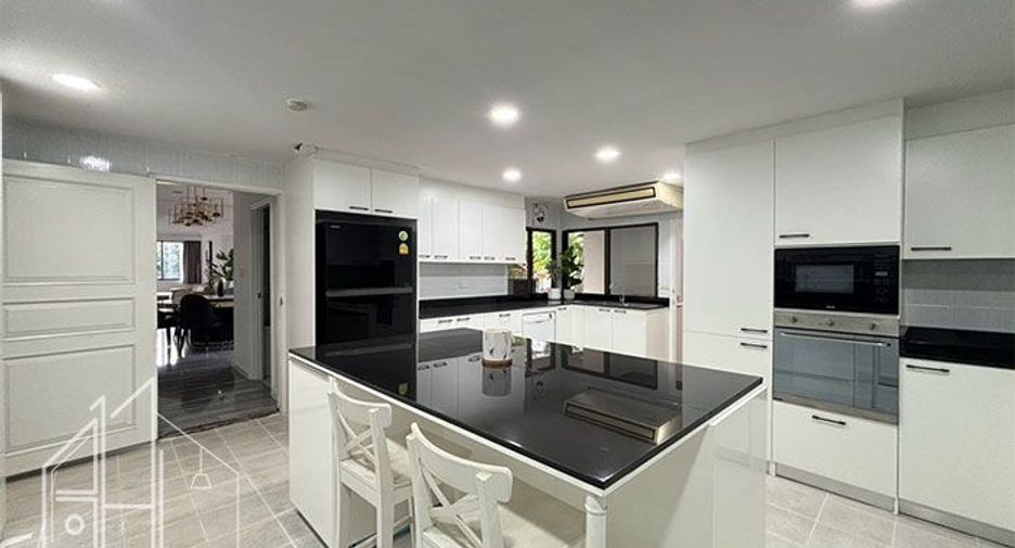 For rent 4 bedrooms condo in Watthana, Bangkok
