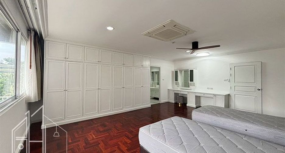 For rent 4 bedrooms condo in Watthana, Bangkok