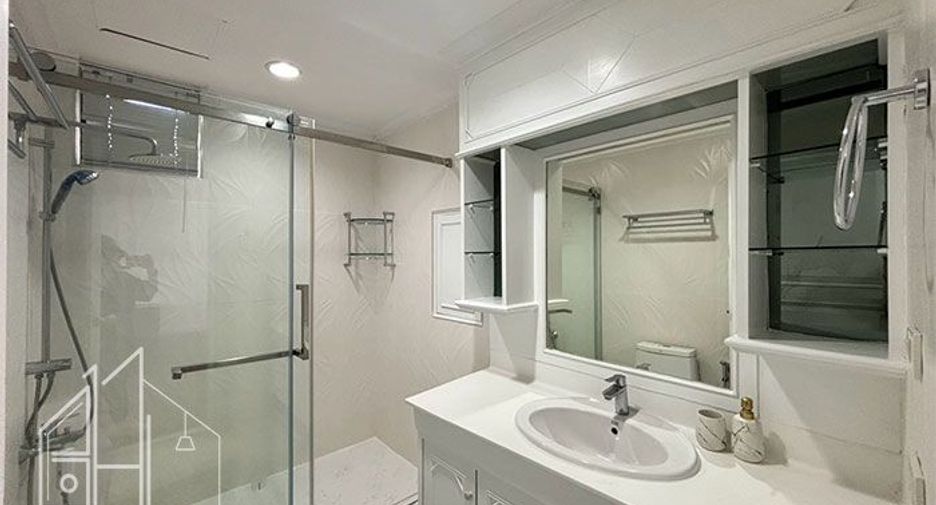 For rent 4 bedrooms condo in Watthana, Bangkok