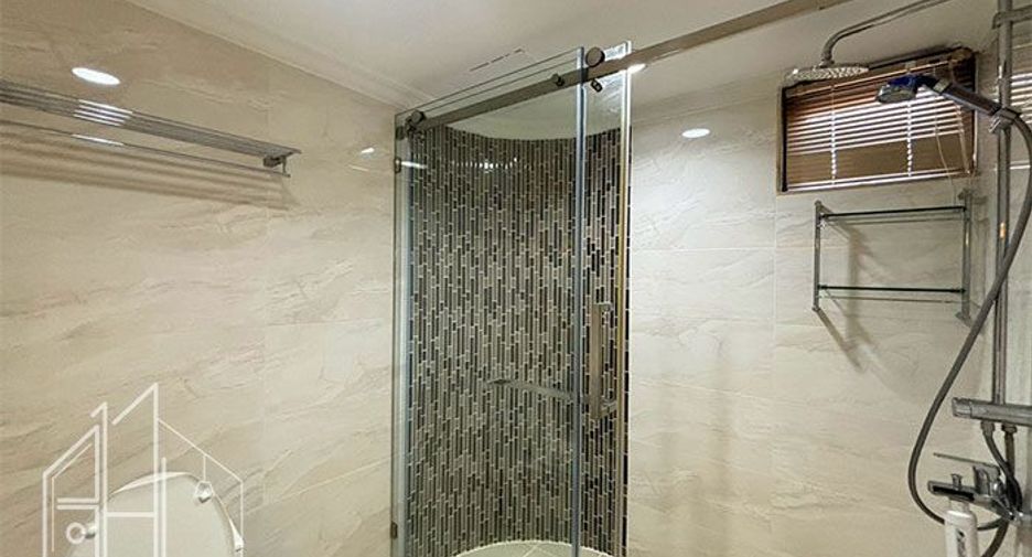 For rent 4 bedrooms condo in Watthana, Bangkok