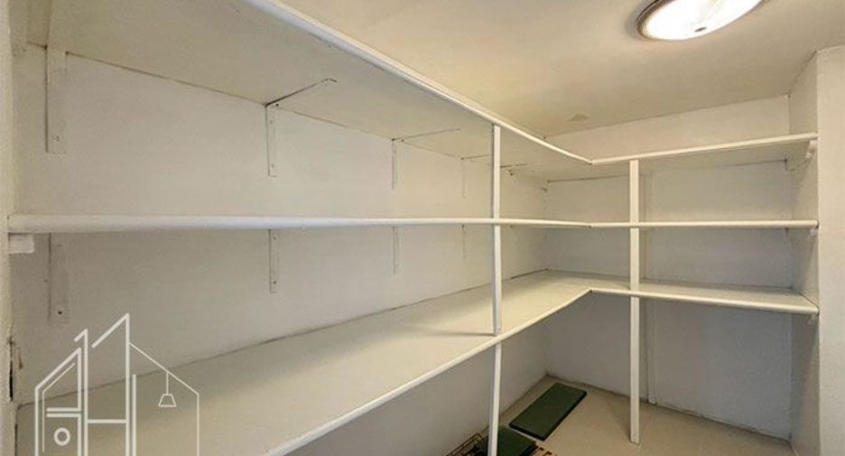 For rent 4 bedrooms condo in Watthana, Bangkok