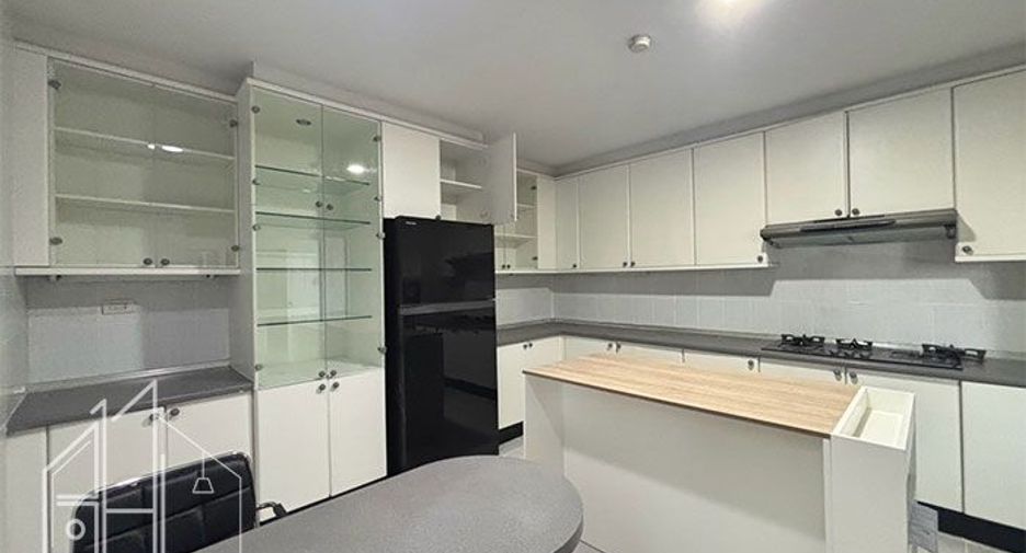 For rent 3 bedrooms apartment in Watthana, Bangkok