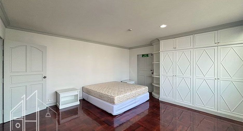 For rent 3 bedrooms apartment in Watthana, Bangkok