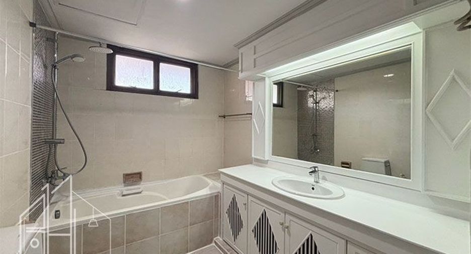 For rent 3 bedrooms apartment in Watthana, Bangkok