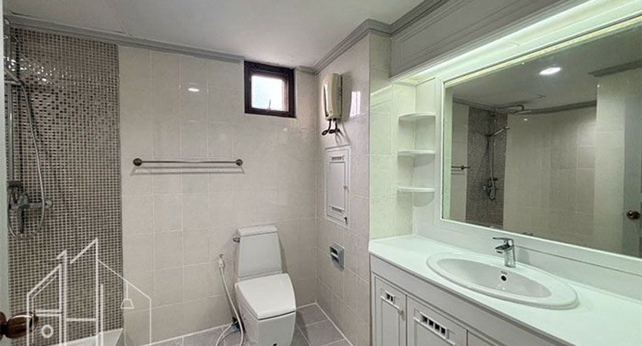 For rent 3 bedrooms apartment in Watthana, Bangkok