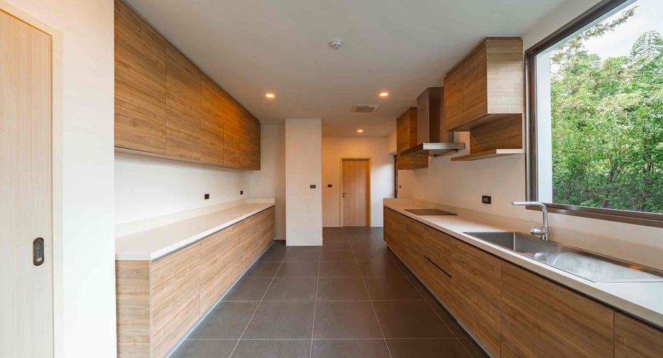 For sale 6 bedrooms house in Saphan Sung, Bangkok