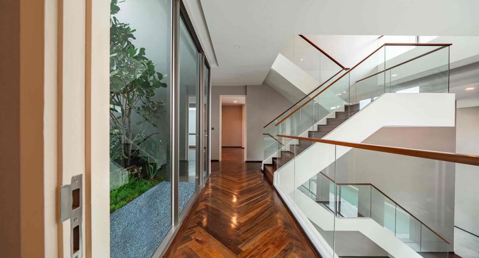 For sale 6 bedrooms house in Saphan Sung, Bangkok