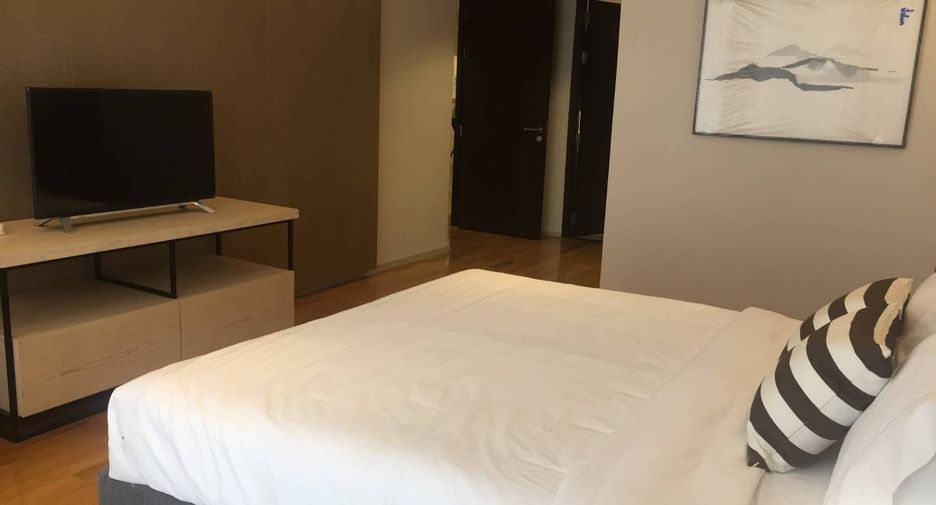 For rent 3 bedrooms apartment in Khlong Toei, Bangkok