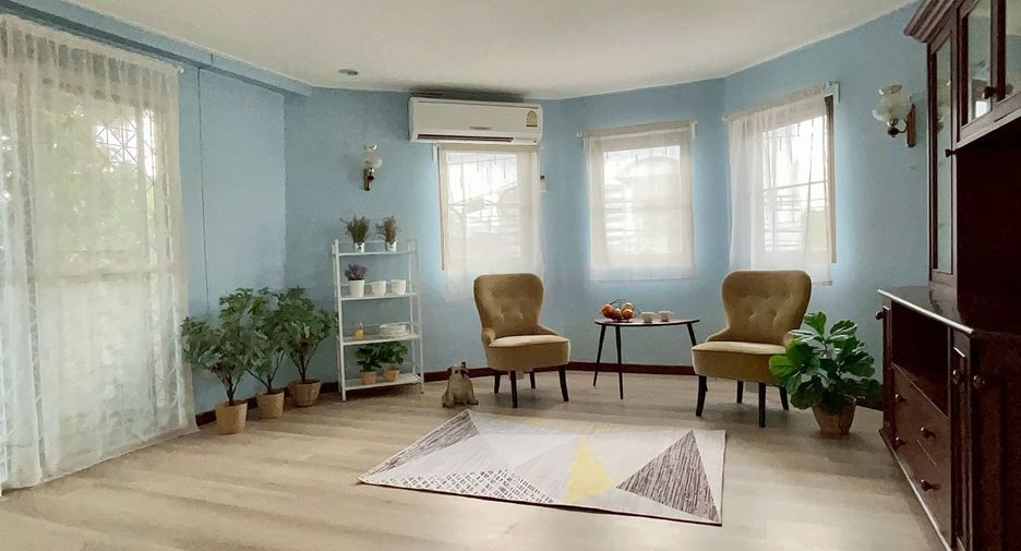 For rent 3 bedrooms house in Phra Khanong, Bangkok