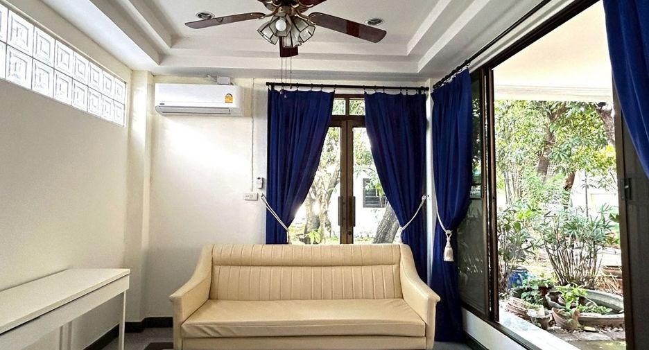 For rent 3 bedrooms house in Phra Khanong, Bangkok