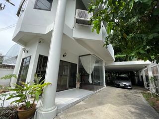 For rent 3 bedrooms house in Phra Khanong, Bangkok