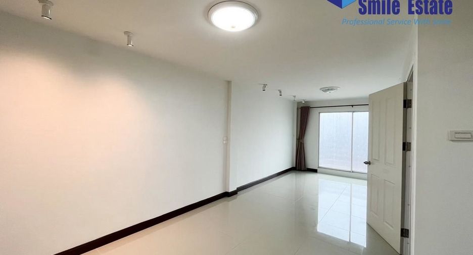 For rent 3 bedrooms townhouse in Bang Khun Thian, Bangkok