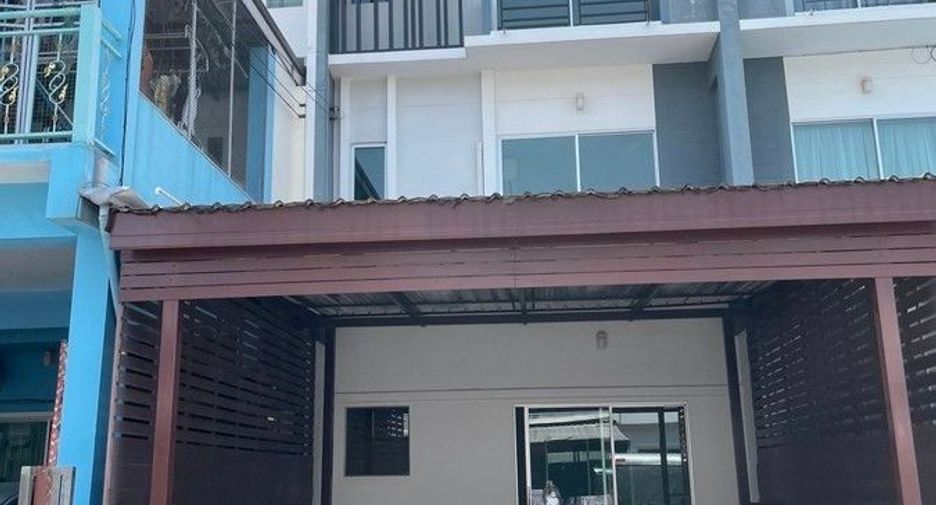 For rent 3 bedrooms townhouse in Bang Khun Thian, Bangkok