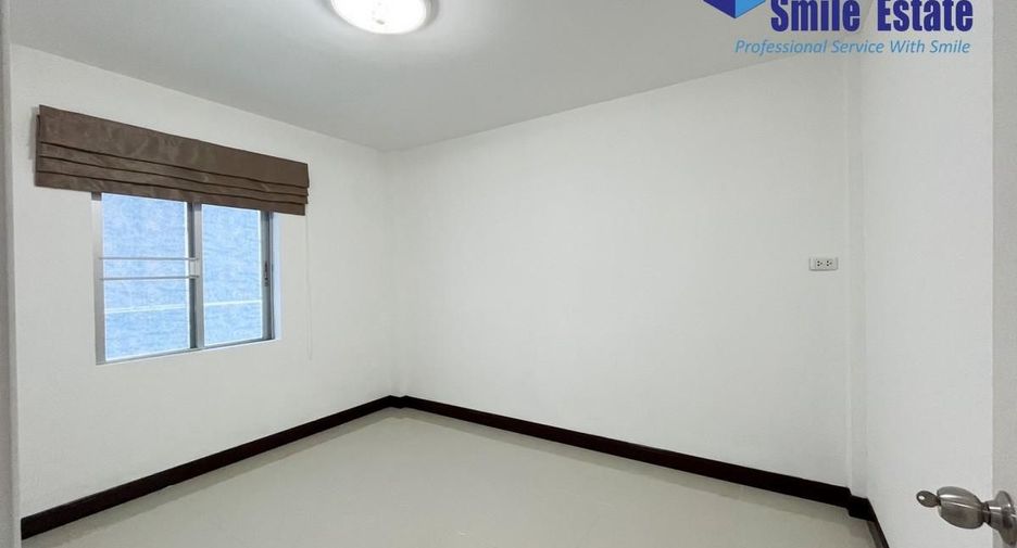 For rent 3 bedrooms townhouse in Bang Khun Thian, Bangkok