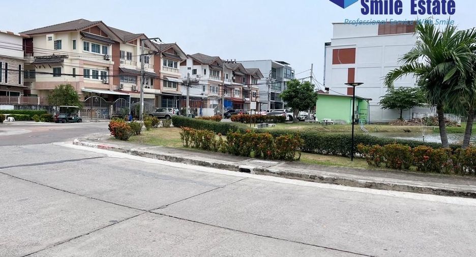 For rent 3 bedrooms townhouse in Bang Khun Thian, Bangkok