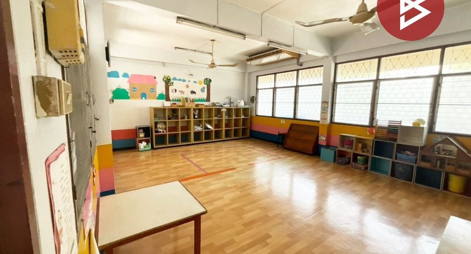 Terreno en alquiler y en venta en Bang Phlat, Bangkok