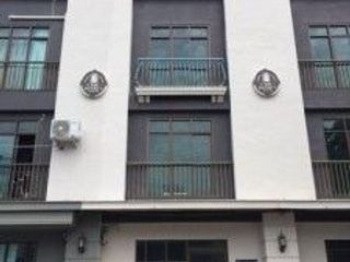 Продажа 3 спальни торговое помещение в Щанг Тхонгланг, Бангкок