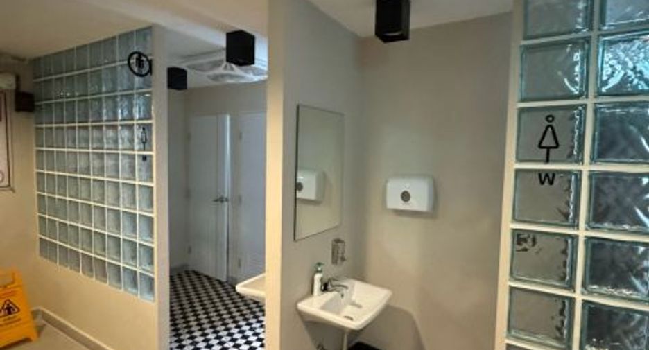 Local comercial en alquiler y en venta en Phra Khanong, Bangkok