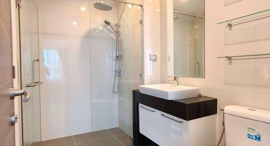 For rent 2 bedrooms condo in Yan Nawa, Bangkok