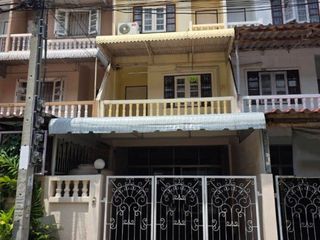 Casa adosada en alquiler y en venta de 3 habitaciones en Thung Khru, Bangkok