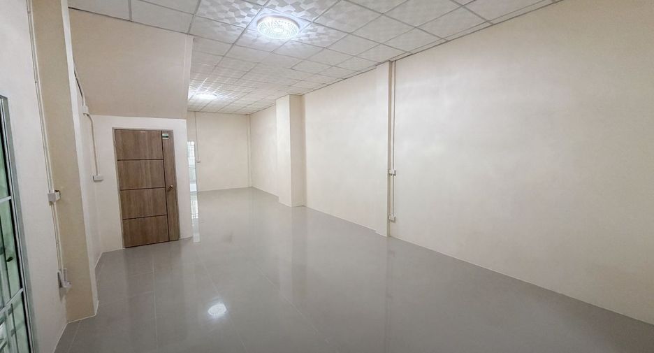 For sale 3 bedrooms retail Space in Bang Kapi, Bangkok