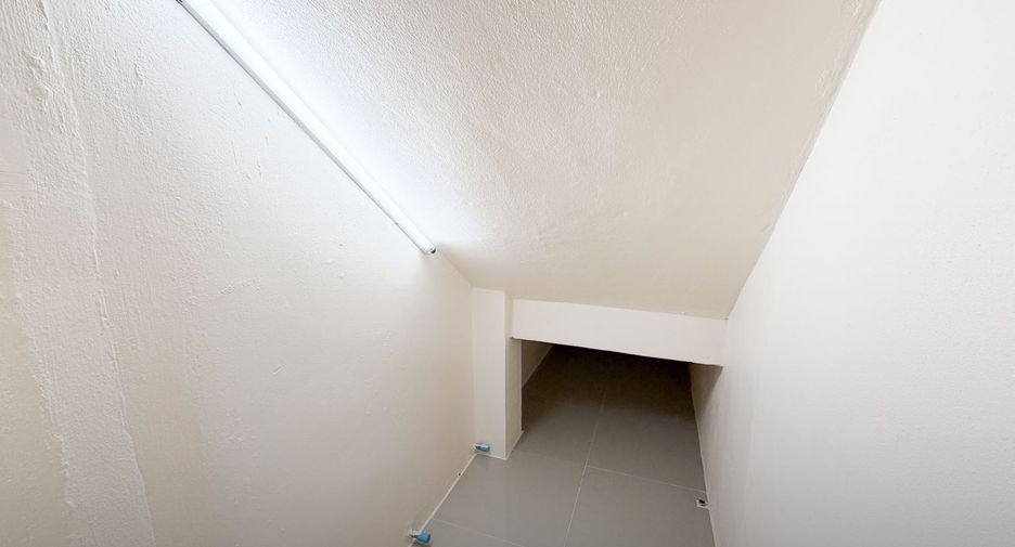 For sale 3 bedrooms retail Space in Bang Kapi, Bangkok
