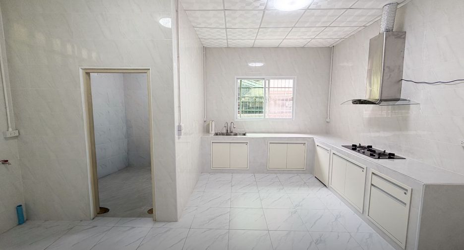 For sale 3 bedrooms retail Space in Bang Kapi, Bangkok