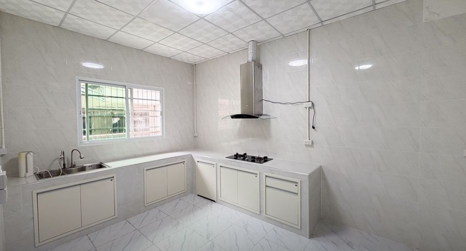 For sale 3 bedrooms retail Space in Bang Kapi, Bangkok