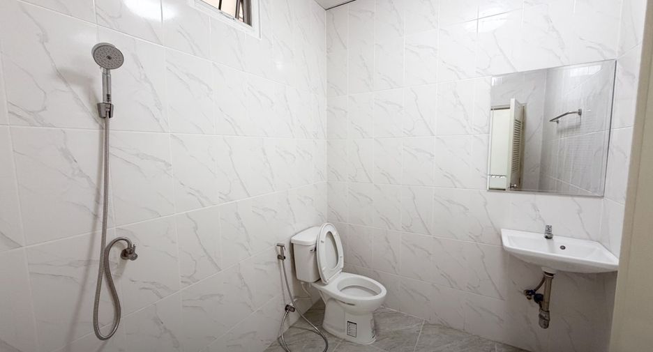 For sale 3 bedrooms retail Space in Bang Kapi, Bangkok