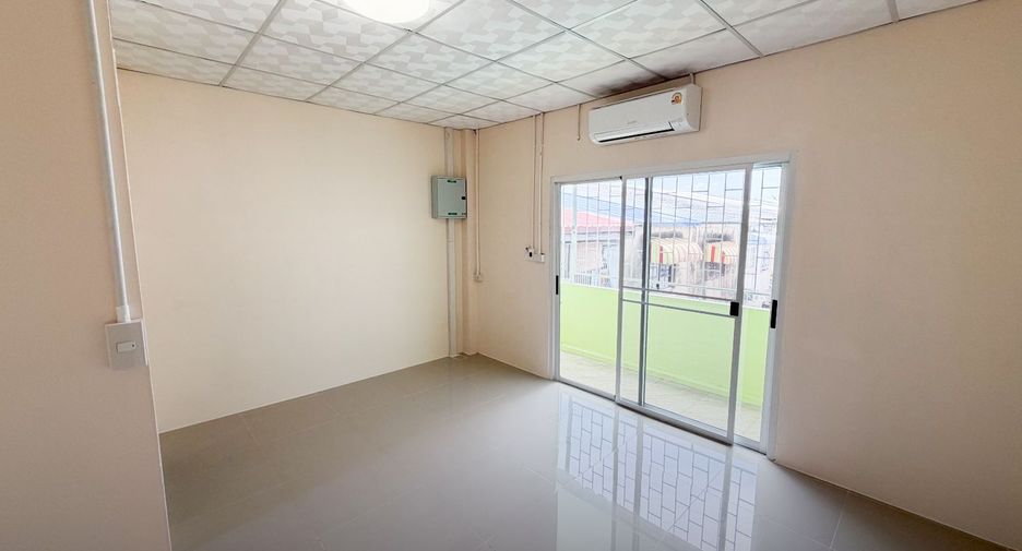 For sale 3 bedrooms retail Space in Bang Kapi, Bangkok