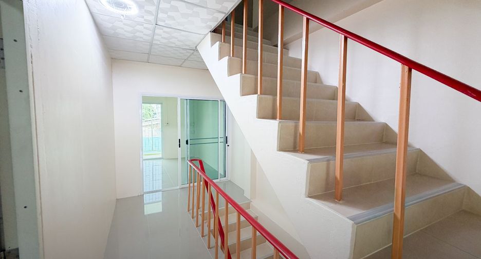 For sale 3 bedrooms retail Space in Bang Kapi, Bangkok