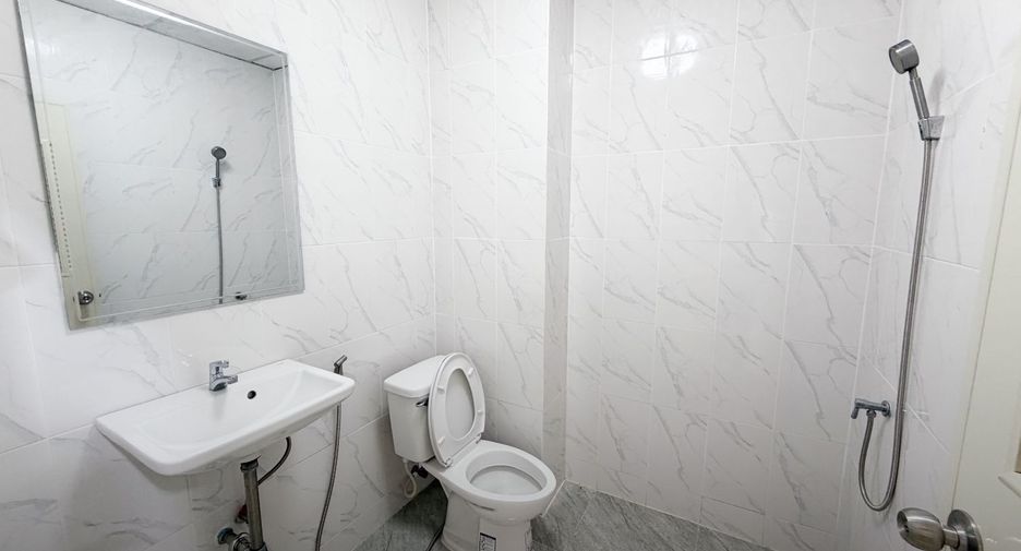 For sale 3 bedrooms retail Space in Bang Kapi, Bangkok