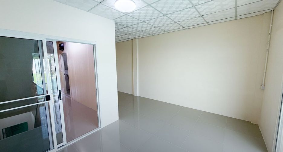 For sale 3 bedrooms retail Space in Bang Kapi, Bangkok