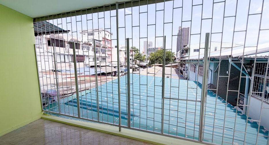 For sale 3 bedrooms retail Space in Bang Kapi, Bangkok