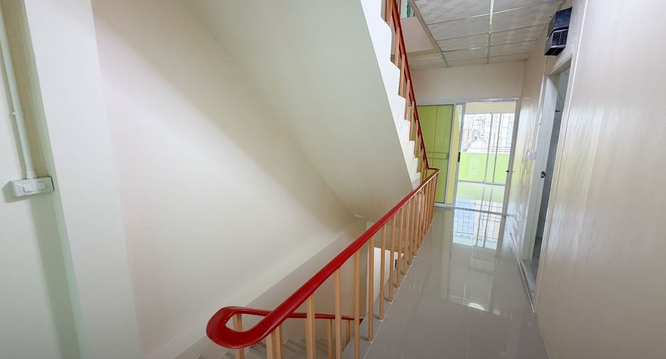 For sale 3 bedrooms retail Space in Bang Kapi, Bangkok