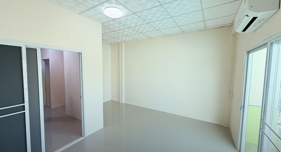 For sale 3 bedrooms retail Space in Bang Kapi, Bangkok