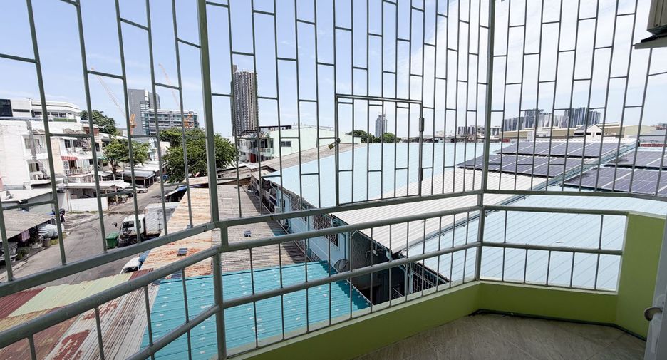 For sale 3 bedrooms retail Space in Bang Kapi, Bangkok