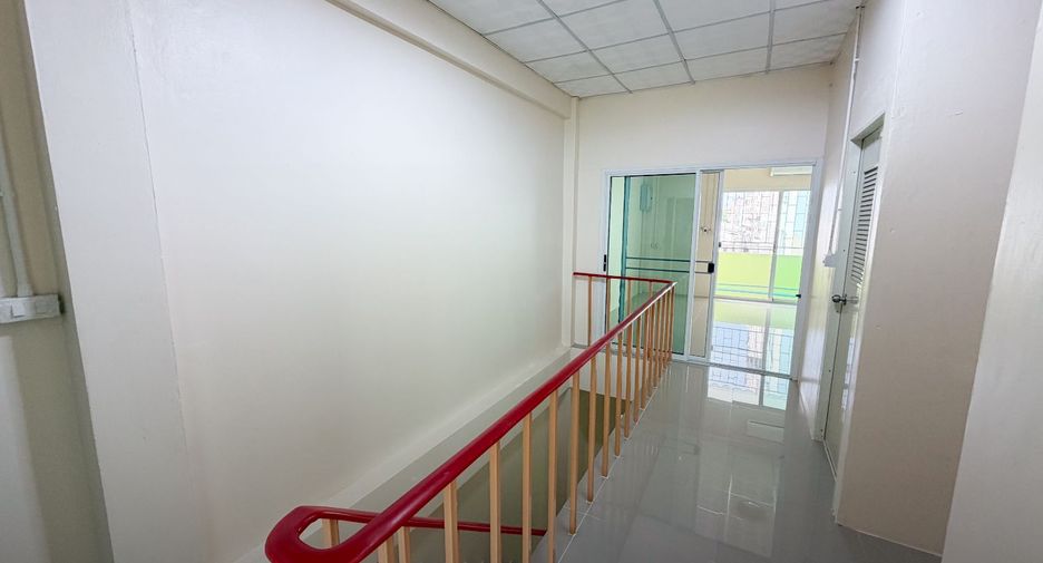 For sale 3 bedrooms retail Space in Bang Kapi, Bangkok