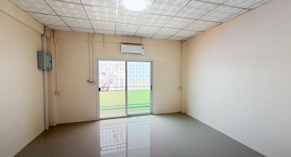 For sale 3 bedrooms retail Space in Bang Kapi, Bangkok