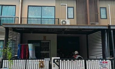 À vendre 3 chambres maison de ville à Prawet, Bangkok