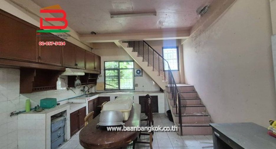 Casa adosada en venta de 4 habitaciones en Bangkok Noi, Bangkok