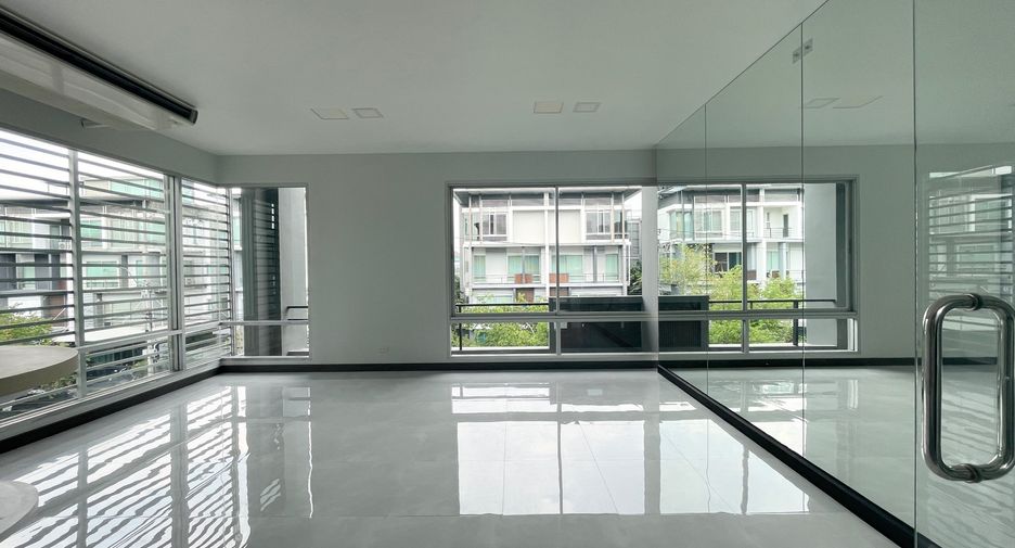Local comercial en alquiler de 4 habitaciones en Wang Thonglang, Bangkok