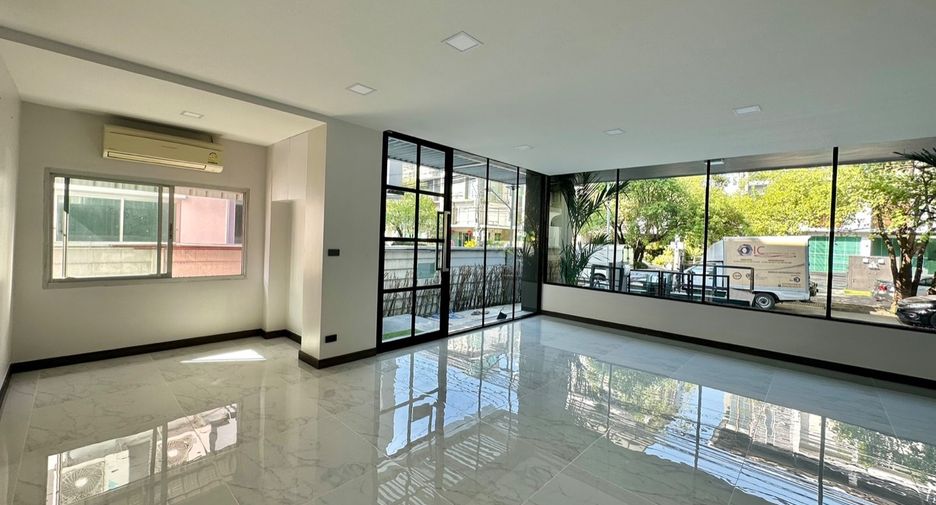 Local comercial en alquiler de 4 habitaciones en Wang Thonglang, Bangkok