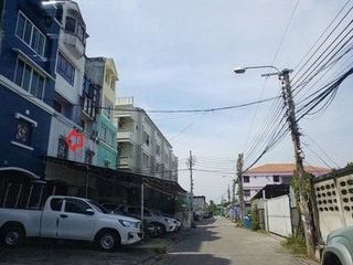 Local comercial en venta de 4 habitaciones en Bang Kapi, Bangkok