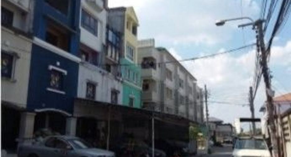 Local comercial en venta de 4 habitaciones en Bang Kapi, Bangkok