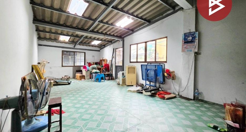 Local comercial en venta de 3 habitaciones en Yan Nawa, Bangkok